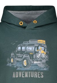 Donkergroen hoodie met een grafische afbeelding van een off-road voertuig en een motorfiets. Voorzien van oranje oogjes en het woord "AVONTUREN" in vette letters.