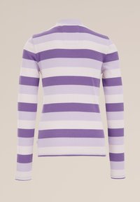 Hosszú ujjú felső váltakozó lila és fehér csíkokkal, bordás textúrával és gallérral. A hátsó nézetben egy kis címkefelirat látható.