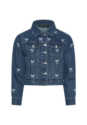 Giacca in denim dal design cropped, colore blu scuro, bottoni argentati e dettagli ricamati a forma di fiocco bianco sul davanti e sulle maniche.