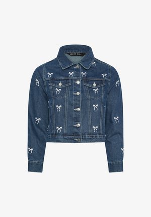 Kurtka dżinsowa o skróconym kroju, ciemnoniebieskim kolorze, z metalowymi guzikami w kolorze srebrnym oraz białymi haftowanymi ozdobami w kształcie kokardy na przodzie i rękawach.