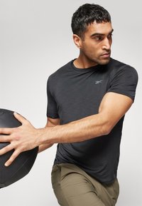 Reebok ATHLETE 2.0 CHILL - Sports T-shirts - black