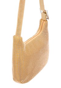 Gylden ternet håndtaske med en struktureret overflade, lynlåslukning og en flad skulderrem. Kompakt, blød form med afrundede kanter.