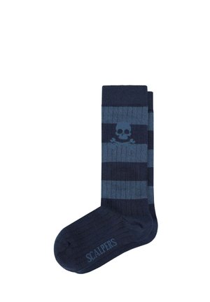 Calcetines a rayas azul marino y azul con un gráfico de calavera, textura acanalada y el logo "SCALPERS" cerca del dedo del pie. Hechos de un tejido suave y elástico.