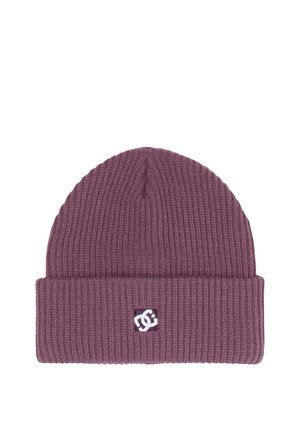 Paarse geribbelde gebreide beanie met omgeslagen boord en een klein wit logo-patch in het midden van de boord.