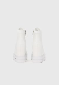 Cizme albe până la gleznă cu finisaj neted, închidere cu fermoar, panouri texturate și tălpi groase albe, având un design minimalist și linii curate.