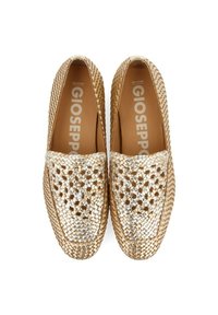 Zapatos slip-on tejidos en tonos dorados y crema, con un diseño intrincado y una textura suave. Marca visible en la plantilla.