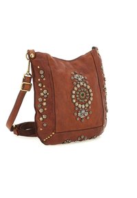 Borsa a mano in pelle marrone con decorazioni metalliche, motivi floreali e forma piatta e morbida. Include una tracolla regolabile e chiusura con zip.