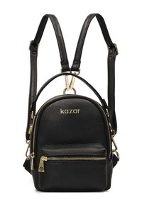 Zaino in pelle nera con hardware dorato, design arrotondato, tasca frontale con cerniera e spallacci regolabili. Superficie testurizzata con logo del brand.