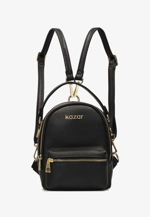 Melna ādas mugursoma ar zelta aparatūru, noapaļota dizaina, priekšējā rāvējslēdzēja kabata un regulējamas siksnas. Teksturēta virsma ar zīmola logo.