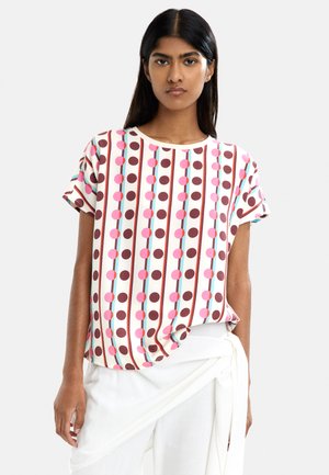 Krótkie, wielokolorowe rękawki z wzorem składającym się z różowych i brązowych kropek, przeplatających się z pionowymi paskami, wykonane z miękkiego, lekkiego materiału.