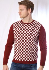 Bordeauxrot und weiße Schachbrettmuster-Jacke mit langen Ärmeln, runder Ausschnitt, aus weichem Strickmaterial, figurbetontes Design.