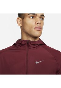 Nike Performance MILER - Corta-vento - dark beetroot dark beetroot
