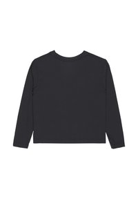 Svart langermet skjorte laget av myk bomull. Har rund hals og enkel design uten mønstre eller pyntegjenstander.