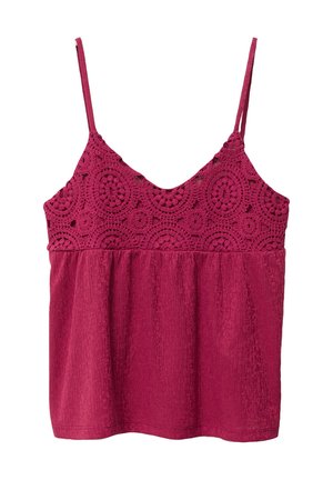 Mouwloze donkerroze camisole met een bovenkant van gehaakt kant met cirkelvormige patronen en een onderkant van gestructureerde stof.