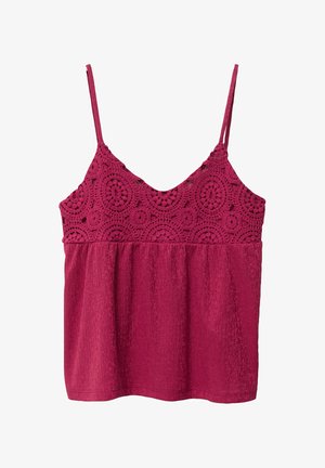 Camisole sans manches rose foncé avec un haut en dentelle crochetée présentant des motifs circulaires et un bas en tissu texturé.