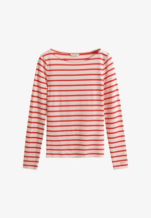 Bela majica z dolgimi rokavi z enakomerno razporejenimi vodoravnimi rdečimi črtami in okroglim izrezom, etiketa blagovne znamke GANT na manšeti in na notranji strani ovratnika.