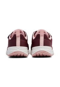 Bordeauxfarbene Sportschuhe mit einem strukturierten Mesh-Obermaterial und pinken Akzenten, die die Rückansicht mit weißen Sohlen und detaillierten Grip-Mustern zeigen.