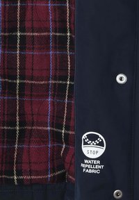 Jūrinis švarkas su vandeniui atspariu audiniu, su bordo ir juodu languotų pamušalu ir sidabriniu spaustuku.