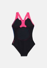 Μαύρο ολόσωμο μαγιό με ροζ τιράντες και ανοιχτή πλάτη με άνοιγμα, διακοσμημένο με ροζ κείμενο "Endurance+" στο κάτω μέρος.