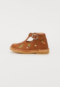 Brune skinnsko med T-rem design, justerbar spenne, blomstermotiv og vegetabilsk broderi, og sydd yttersåle.