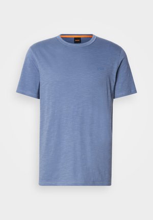 T-shirt bleu clair à manches courtes en coton doux. Il a un col rond avec un accent orange et un logo discret sur la poitrine.