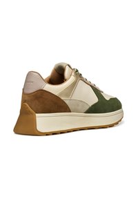 Sneaker caratterizzata da una combinazione di pelle beige, suede verde scuro e dettagli marroni; superficie texturizzata e collo imbottito; suola in gomma con un design geometrico.