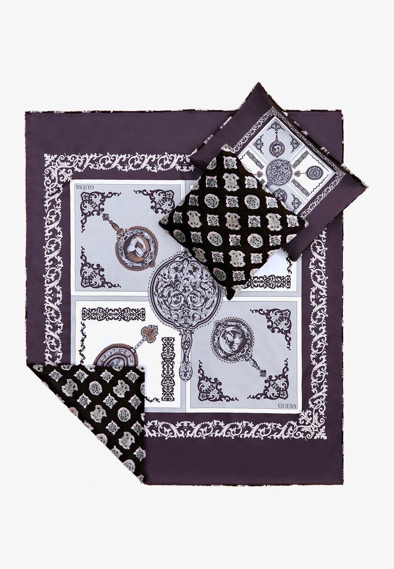 Damen Taschen | Guess HELMA SQUARE PILLOW Sonstige Accessoires brown/multi/braun - PX14921 Damen Taschen | Guess HELMA SQUARE PILLOW Sonstige Accessoires brown/multi/braun - PX14921