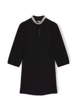 Abito nero con collo alto, maniche a tre quarti e dettaglio a goccia sul davanti. Collo impreziosito da perline. Tessuto liscio.