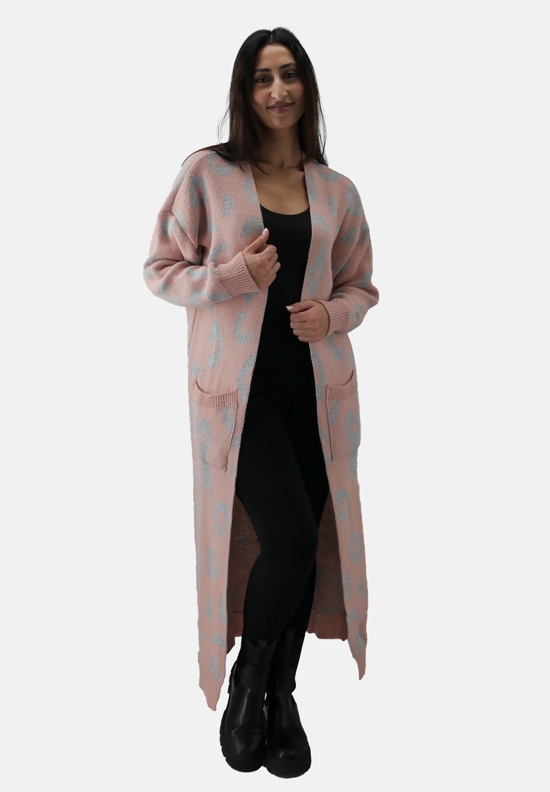 Cardigan lungo rosa lavorato a maglia con stampa animale blu, aperto davanti, due tasche, dettagli a coste sui polsini e sull'orlo. Indossato sopra una maglietta nera e leggins.