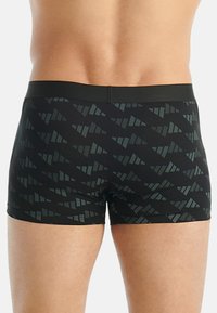 Černé plavky s geometrickým vzorem v tmavě šedé barvě, s přiléhavým střihem a širokým elastickým pasem.