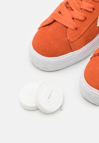 Warrior Shanghai DIME UNISEX - Tenisice - terracotta/white