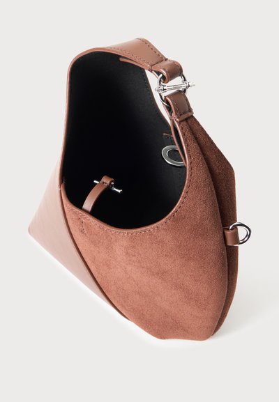 Sac à épaule en daim marron ouvert avec un intérieur noir, une bandoulière en cuir et une fermeture ainsi que des anneaux en métal argenté.