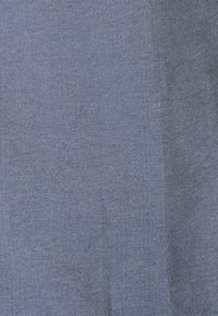 Grijze textuur stof met een subtiel ruitpatroon. Het materiaal lijkt duurzaam en ademend, geschikt voor verschillende textieltoepassingen.