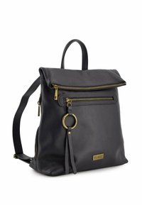 Schwarzer Leder-Rucksack mit umklappbarem Deckel, Hauptfach mit Reißverschluss, Fronttasche, goldenen Beschlägen und einem runden Akzentdetail.