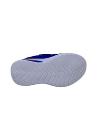 Suola della scarpa con fondo in gomma bianca; superficie testurizzata con modelli di battistrada ondulati e una sezione superiore blu con una striscia in contrasto.