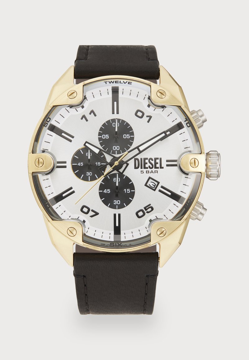 Reloj de tono dorado con esfera blanca, subesferas negras, correa de cuero negra gruesa y marcadores de horas prominentes. Cuenta con funciones de cronógrafo.