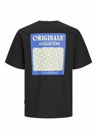 Juodas marškinėliai su trumpomis rankovėmis, kuriuose ant nugaros yra mėlynas stačiakampis grafikas su užrašu "ORIGINALS COLLECTIVE" ir raštuota balta zona.
