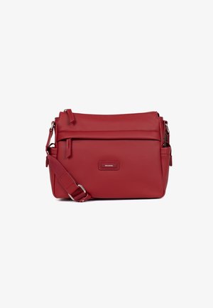 Sac bandoulière en cuir rouge avec une forme structurée, une bandoulière ajustable et une poche zippée à l'avant. Présente un logo de la marque à l'avant.