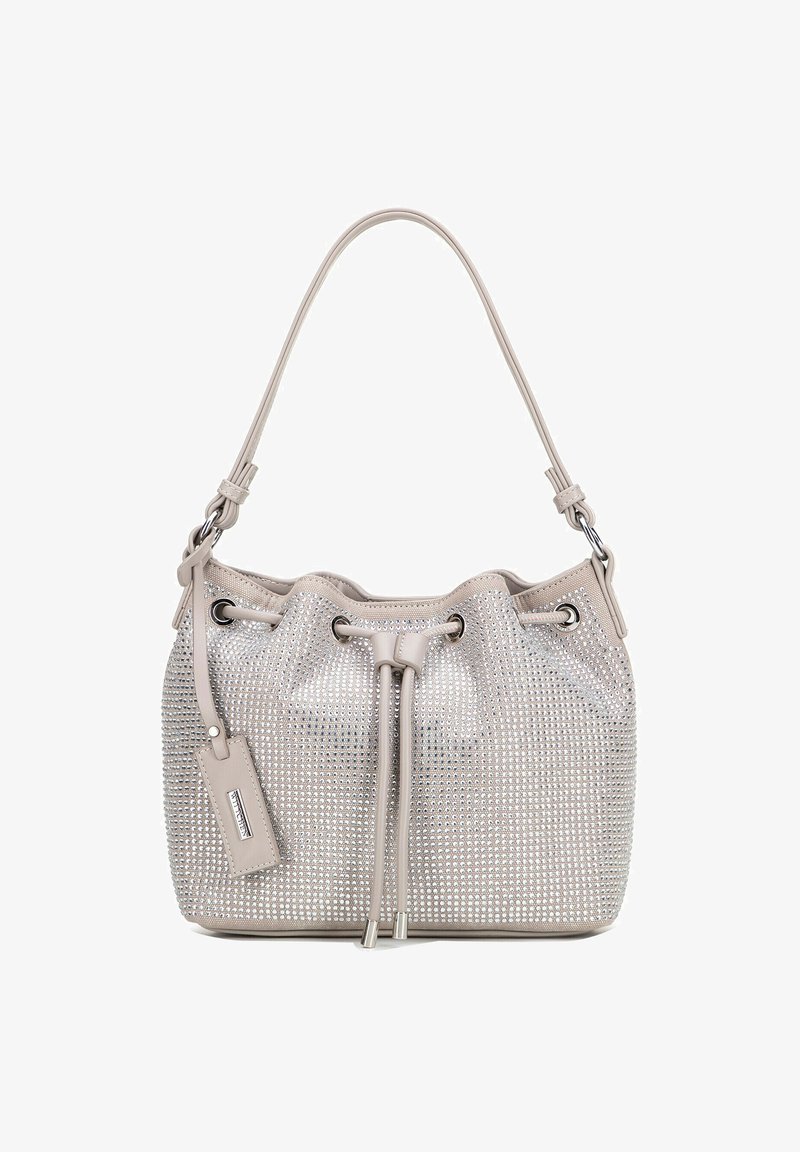 Sac seau beige avec des embellissements en strass argentés, en cuir souple, fermeture à cordon, accessoires en métal argenté et bandoulière.