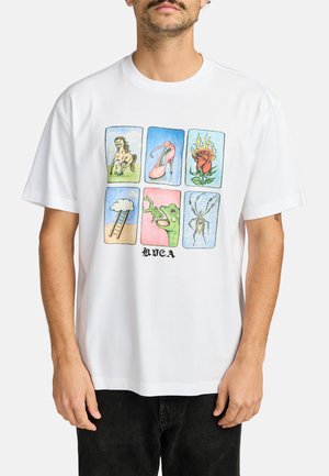 Witte katoenen t-shirt met een kleurrijke grafische illustratie met zes ontwerpen: een paard, hoge hak, roos, wolk, kikker en spin.