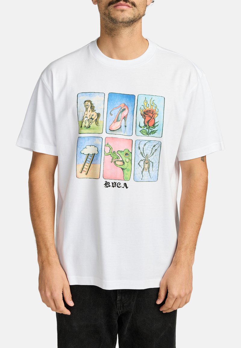 T-shirt in cotone bianco con un'illustrazione grafica colorata che presenta sei design: un cavallo, un tacco alto, una rosa, una nuvola, una rana e un ragno.