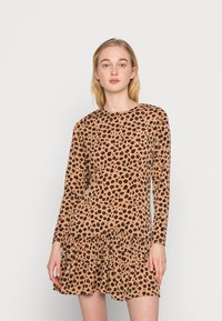Vestido de manga longa com padrão de leopardo em tom castanho, apresentando um corpete justo e uma barra com volantes, feito de um tecido suave e elástico.
