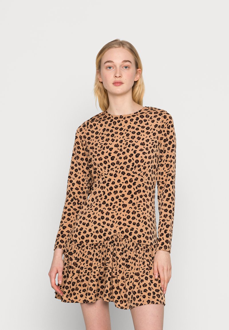 Vestido de manga longa com padrão de leopardo em tom castanho, apresentando um corpete justo e uma barra com volantes, feito de um tecido suave e elástico.