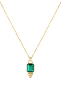 Guldkæde med en emerald-cut grøn ædelsten pendel og tre sfæriske perler nederst.