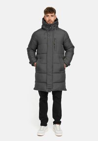 Szary, ocieplany płaszcz parka z wysokim kołnierzem, regulowanym kapturem, bocznymi kieszeniami i zapięciem na zamek z przodu. Elastyczne mankiety o gładkiej teksturze.
