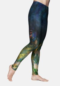 Multicolore leggings met een abstract patroon in tinten blauw, groen en oranje, gemaakt van een rekbaar materiaal. Ze sluiten nauw aan rond de benen.