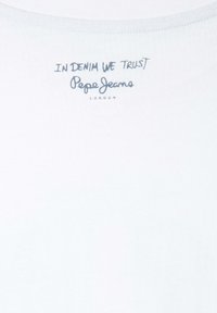 Bílý bavlněný tričko s modrým textem: "VE FARMÁŘSKÉM DŮVĚŘUJEME" nad "Pepe Jeans London." Kulatý výstřih, hladká textura.