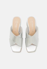 Sandales à glissière métalliques argentées avec un design à bandoulière croisée, bout carré et texture lisse. Nom de la marque "Marco Tozzi" à l'intérieur. Taille 37.