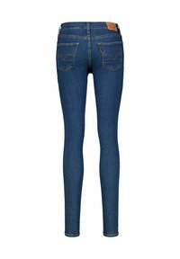 Modré džíny skinny s středním pasem, které mají dvě zadní kapsy s vyšitým logem a koženou nášivkou značky na pasu.