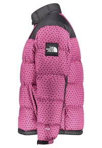 Chaqueta acolchada con un patrón rosa y una parte superior negra. Presenta un parche de logo, bolsillos con cremallera y un diseño texturizado en la superficie.